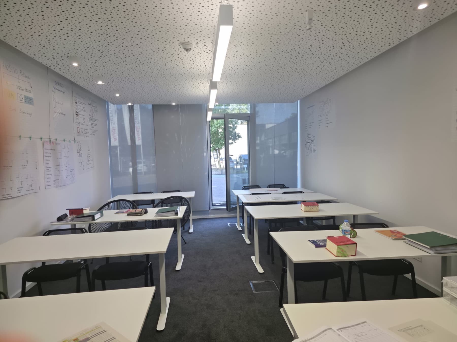 Schulungsraum der AWA Akademie in Ulm mit Lehrplakaten zur StVO